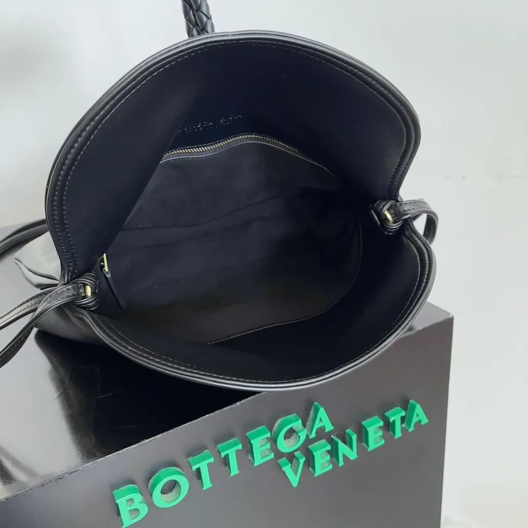 Batch 1680 Inspired by the 1970s, the Bottega Veneta women's logo shoulder bag has a smooth leather surface that brings a clean and handsome feel, just like the neatness and tenacity of a working woman. The front buckle is made of high-quality hardware pendant, the overall retro elegance, and the excellent leather feels soft. This Bottega Veneta series can be described as beautiful, weakening the complexity of the outfit, not competing for it, and only using the best quality to interpret itself. Style number: 806034 (large size) Size: 30*20*8cm